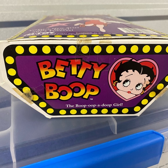 Vinyl M -Toy Betty Boop RainSlicker Doll c.1995 Discontinued Limited Edition NIB - Picture 5 of 9